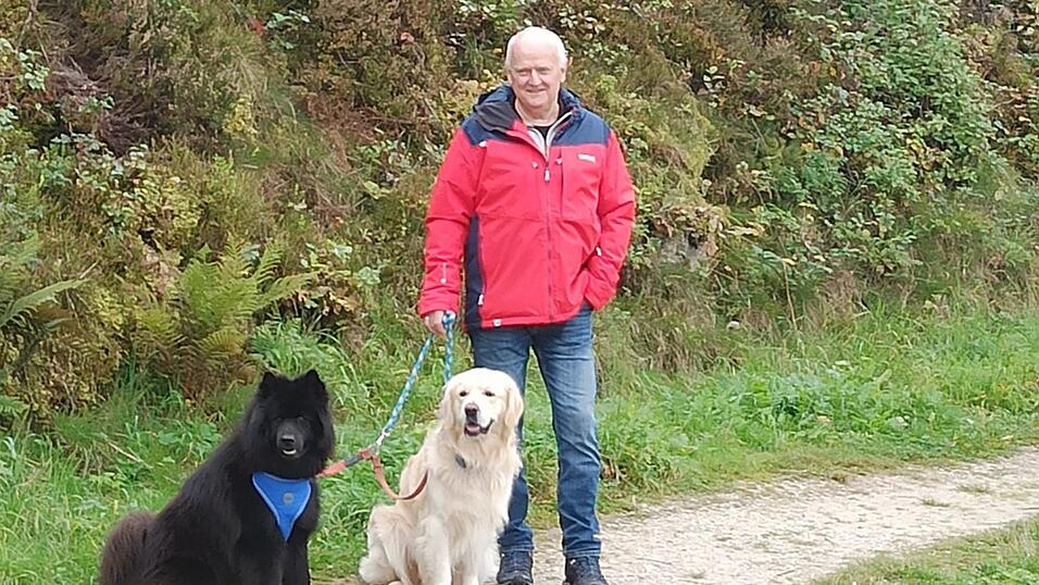 Reinhold K&ouml;ppl verst&auml;rkt das Team der Wanderf&uuml;hrer. Bei den Touren sind auch seine Hunde oft dabei.
