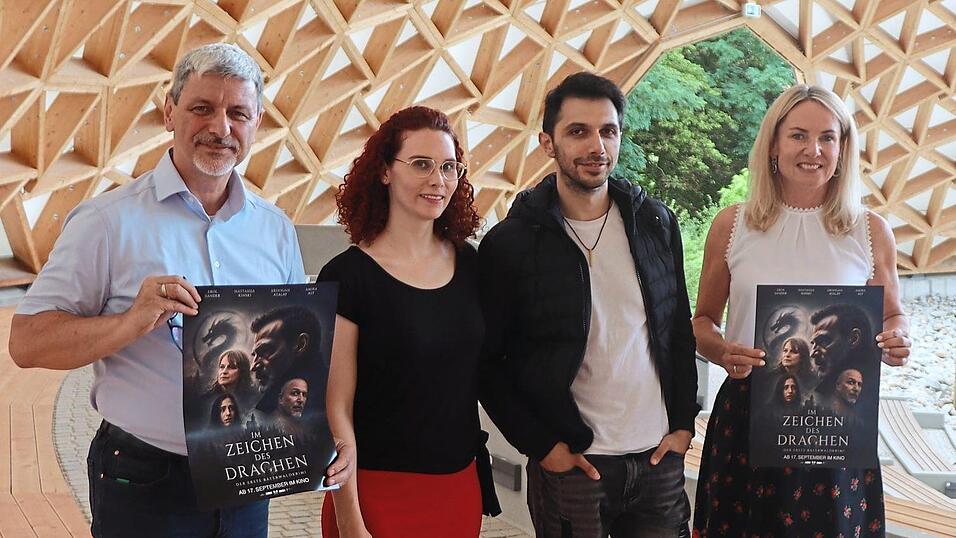 Bürgermeister Sandro Bauer, die Filmemacher Marina Hoeft, Enrico Saller, sowie Kulturamtsleiterin Karin Stelzer (von links) freuen sich auf die Preview des Films „Im Zeichen des Drachen“. Bürgermeister Sandro Bauer, die Filmemacher Marina Hoeft, Enrico Saller, sowie Kulturamtsleiterin Karin Stelzer (von links) freuen sich auf die Preview des Films „Im Zeichen des Drachen“.