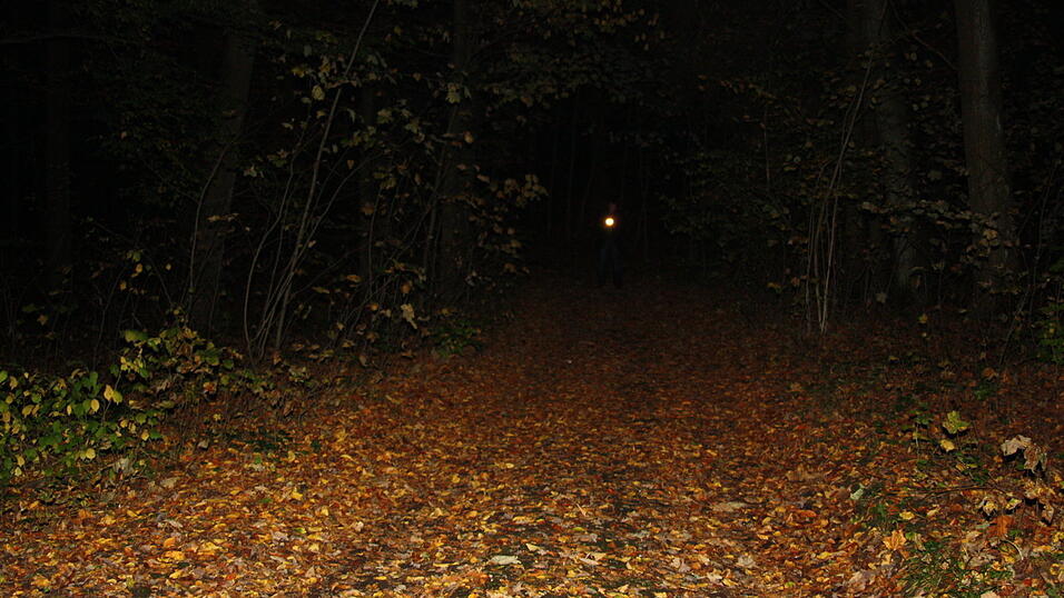 Videojournalist Mathias Adam (21) vor und hinter der Kamera. (Foto: Pfeffer)