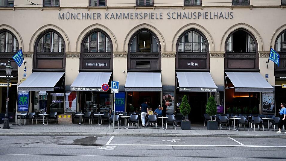 Die Münchner Kammerspiele im Stadtzentrum an der edlen Maximilianstraße - unweit vom Hofbräuhaus - sind zum «Theater des Jahres» gekürt worden. Die Münchner Kammerspiele im Stadtzentrum an der edlen Maximilianstraße - unweit vom Hofbräuhaus - sind zum «Theater des Jahres» gekürt worden.