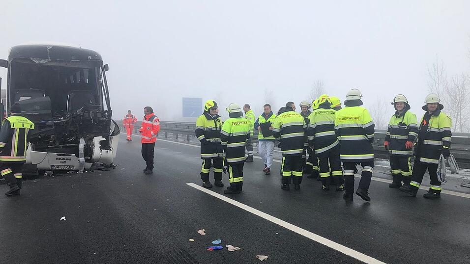 Aus noch ungeklärter Ursache ist am Mittwochmittag auf der A3 zwischen Schwarzach und Metten ein Omnibus auf einen LKW aufgefahren. Aus noch ungeklärter Ursache ist am Mittwochmittag auf der A3 zwischen Schwarzach und Metten ein Omnibus auf einen LKW aufgefahren.