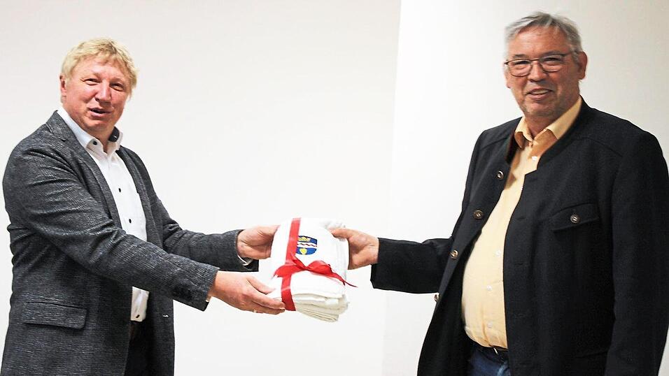 Exklusiv f&uuml;r seinen Nachfolger, falls dieser doch mal ins Schwitzen kommen sollte: Edmund Roider &uuml;berreichte ein limitiertes Badetuch mit Gemeindewappen.