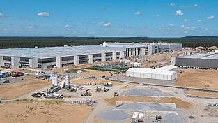 Die Tesla Giga-Factory bei Berlin ist mit einer Fläche von 300 Hektar riesig - und würde doch verblassen angesichts der Ausmaße der Fabrik, die der Chiphersteller Intel bei Landsberg am Lech bauen könnte. Der Bund Naturschutz rechnet mit einer Werksgröße von 500 Hektar. Das Chipwerk wäre damit fast doppelt so groß wie das BMW-Werk in Dingolfing.