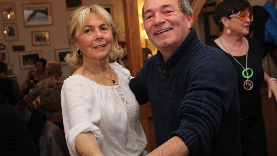 In der Landshuter Weinstube Isarklause fand am Samstag eine Schlagerparty statt. In der Landshuter Weinstube Isarklause fand am Samstag eine Schlagerparty statt.