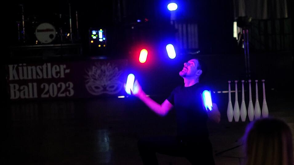 Der Künstlerball bot ein großes Showprogramm. Der Künstlerball bot ein großes Showprogramm.