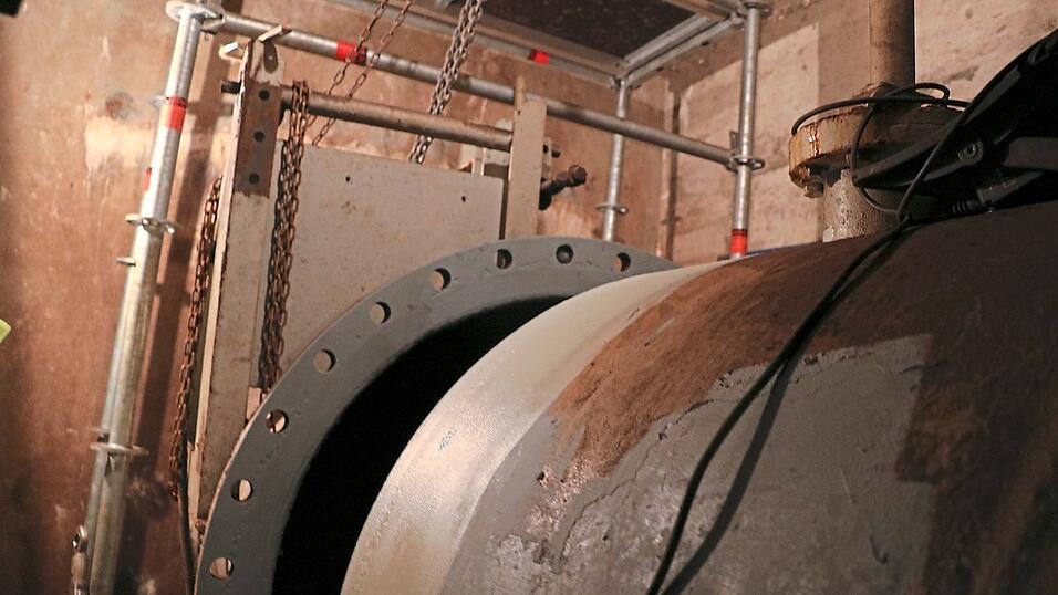 Der Kompensator, also der Übergang vom Rohr auf die Notschlussklappe, muss neu gemacht werden. Erst wenn diese Arbeiten im Stollen abgeschlossen sind, kann die Notschlussklappe mittels eines Kettenzugs wieder eingesetzt werden. Der Kompensator, also der Übergang vom Rohr auf die Notschlussklappe, muss neu gemacht werden. Erst wenn diese Arbeiten im Stollen abgeschlossen sind, kann die Notschlussklappe mittels eines Kettenzugs wieder eingesetzt werden.