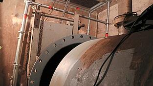 Der Kompensator, also der Übergang vom Rohr auf die Notschlussklappe, muss neu gemacht werden. Erst wenn diese Arbeiten im Stollen abgeschlossen sind, kann die Notschlussklappe mittels eines Kettenzugs wieder eingesetzt werden.