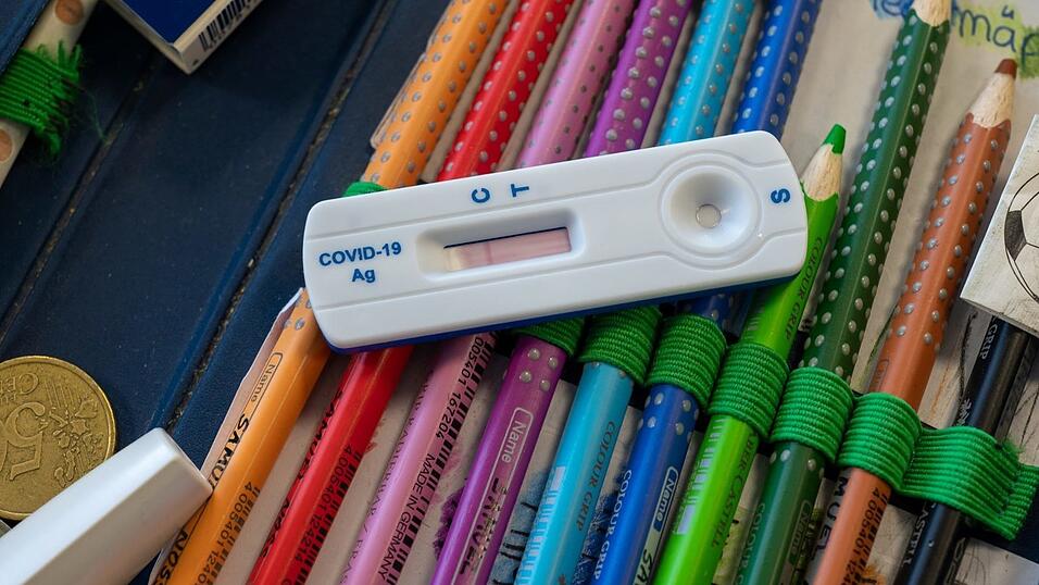 Seit Beginn der Corona-Pandemie haben Hunderte Sch&uuml;ler in Bayern geschw&auml;nzt. Anfangs waren viele Beh&ouml;rden noch kulant, mittlerweile gehen sie konsequent dagegen vor - Bu&szlig;gelder inklusive.