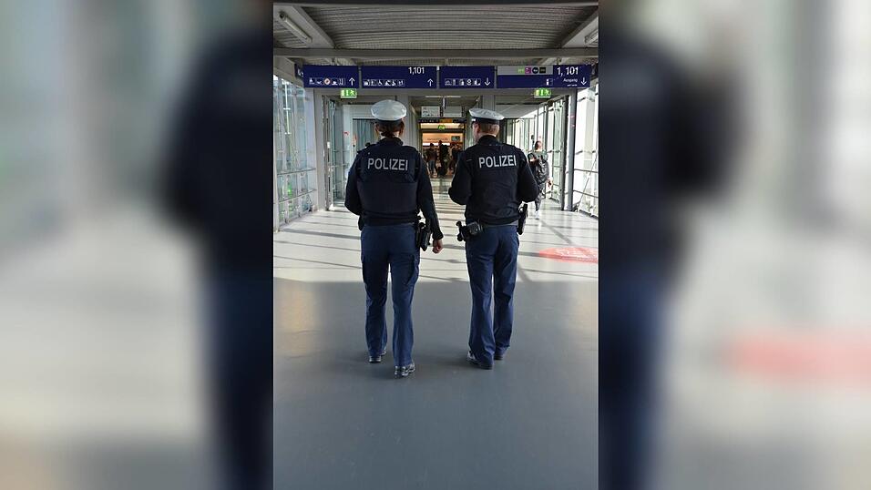 Eine Bundespolizeistreife am Arcadensteg.