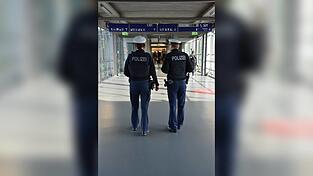 Eine Bundespolizeistreife am Arcadensteg.