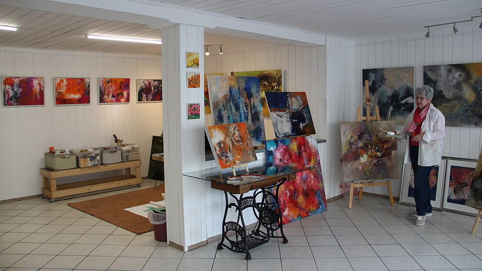 Karin Ostermeier-Leeb hat sich dieses Atelier zum Malen und als Treffpunkt eingerichtet.