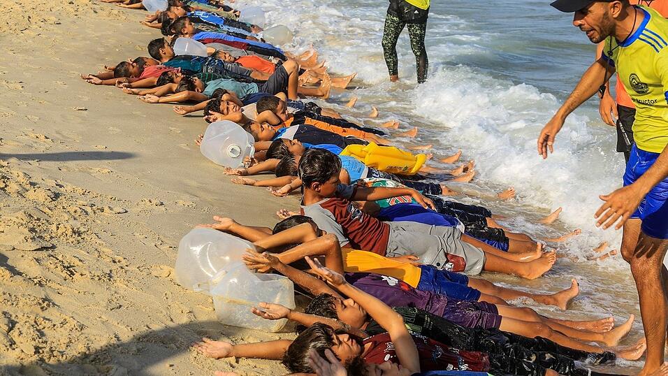 Seit dem Sommer findet das Schwimmtraining im Gazastreifen wieder statt, seitdem haben Hunderte Kinder schwimmen gelernt. Seit dem Sommer findet das Schwimmtraining im Gazastreifen wieder statt, seitdem haben Hunderte Kinder schwimmen gelernt.