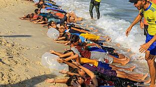 Seit dem Sommer findet das Schwimmtraining im Gazastreifen wieder statt, seitdem haben Hunderte Kinder schwimmen gelernt. Seit dem Sommer findet das Schwimmtraining im Gazastreifen wieder statt, seitdem haben Hunderte Kinder schwimmen gelernt.