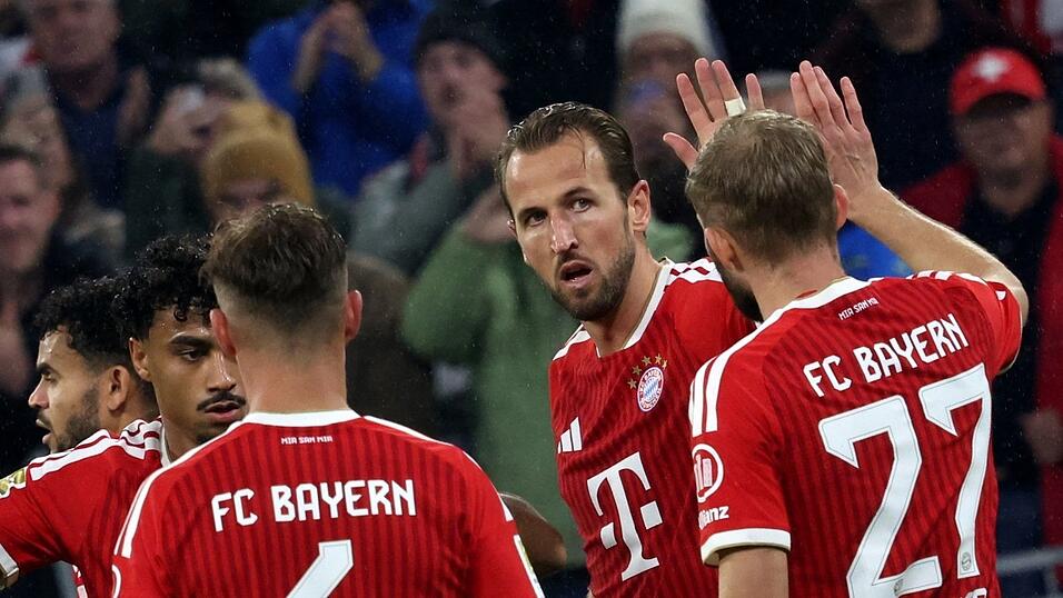 Die Bayern um Dreh- und Angelpunkt Harry Kane (2.v.r.) feiern ein Torfest. Die Bayern um Dreh- und Angelpunkt Harry Kane (2.v.r.) feiern ein Torfest.