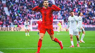 Leon Goretzka jubelt nach seinem Tor zum 1:0.