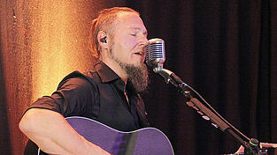 Roman Hofbauer solo singt Bob Dylan oder Johnny Cash.