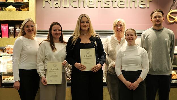 Valerie Gerstmeir (2 v. r.) mit Auszubildenden Anna Krimmel, Emilia Kolbeck, Fabian Thiel und Geschäftsführerinnen Julia Schaumeier (l.) und Elisabeth Rauchensteiner-Holzner (4 v. l.).