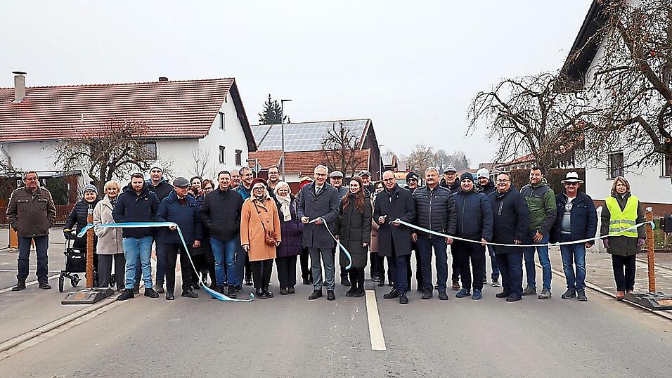 Landrat Werner Bumeder und B&uuml;rgermeister Martin Hiergeist mit Richard Wagner, Sachgebietsleiter Tiefbau am Landratsamt, und Maria Biederer, Technische Leitung Tiefbauverwaltung sowie Veronika H&ouml;lzl, Bauamtsleiterin Markt Pilsting, mit den Marktgemeinder&auml;ten, Vertreter der ausf&uuml;hrenden Firmen und Anliegern bei der offiziellen Verkehrsfreigabe