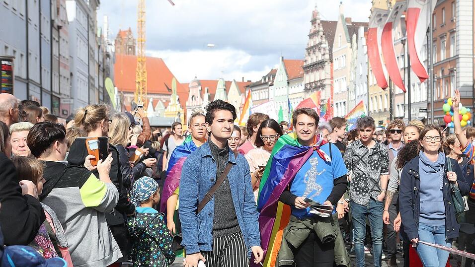 Knapp 2.000 Teilnehmer feierten am Samstag in Landhut den ersten Christopher-Street-Day Niederbayerns.