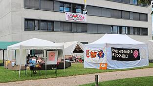Vor dem Vielberth-Geb&auml;ude an der Universit&auml;t sind ein knappes halbes Dutzend Zelte aufgebaut, Transparente informieren &uuml;ber die Veranstaltung.