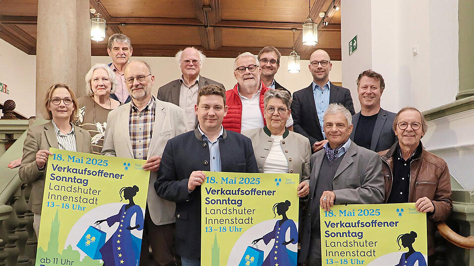 Thomas Haslinger (vorne, Zweiter von links), Klaus Peißinger (hinten rechts) und Michael Bragulla (Mitte rechts) präsentierten mit den Vertretern der Partnerstädte und -vereine das Programm des Europafests und des verkaufsoffenen Sonntags. Thomas Haslinger (vorne, Zweiter von links), Klaus Peißinger (hinten rechts) und Michael Bragulla (Mitte rechts) präsentierten mit den Vertretern der Partnerstädte und -vereine das Programm des Europafests und des verkaufsoffenen Sonntags.