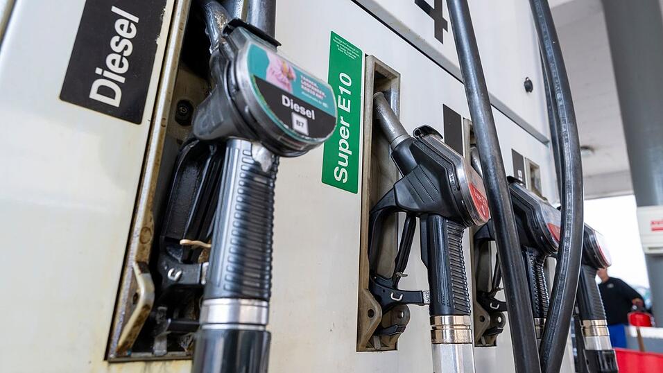 Seit 1. April dürfen die Mineralölkonzerne die Preise an den Tankstellen nur noch einmal täglich um 12 Uhr mittags erhöhen. Seit 1. April dürfen die Mineralölkonzerne die Preise an den Tankstellen nur noch einmal täglich um 12 Uhr mittags erhöhen.