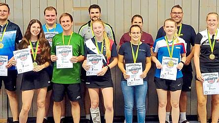 Die drei Erstplatzierten der Herren- und Damenkonkurrenz, die bei der Siegerehrung Urkunden und Medaillen überreicht bekamen. Es gratulierten Abteilungsleiter Marcus Peintinger (1.v.li.) und die stellvertretende Abteilungsleiterin Christina Purschke (2.v.re.), die beide auch selbst mitspielten.