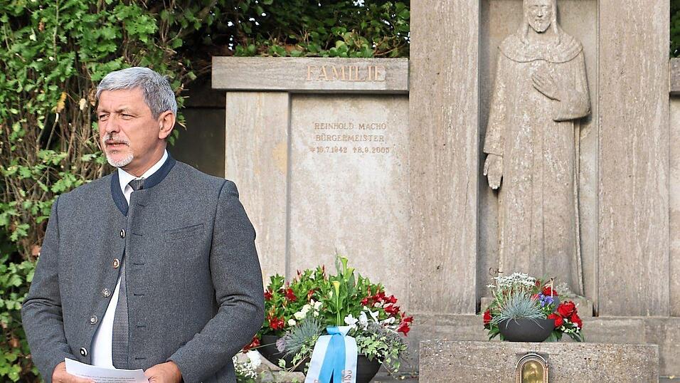 Bürgermeister Sandro Bauer hielt die Gedenkrede auf seinen Vorgänger.