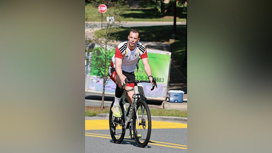 Als Radfahrer zum Training unterwegs: Manuel Neuer ist bereit für sein Comeback im DFB-Tor. Als Radfahrer zum Training unterwegs: Manuel Neuer ist bereit für sein Comeback im DFB-Tor.