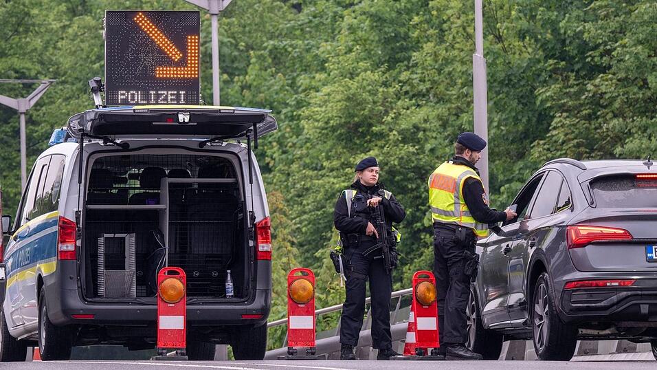 Bis zu 14.000 Beamtinnen und Beamte sind bei Grenzkontrollen eingesetzt. (Archivbild) Bis zu 14.000 Beamtinnen und Beamte sind bei Grenzkontrollen eingesetzt. (Archivbild)