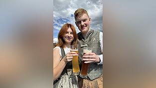 Das Wei&szlig;bier am Volksfest steht f&uuml;r Peter und Renate auf Platz eins.