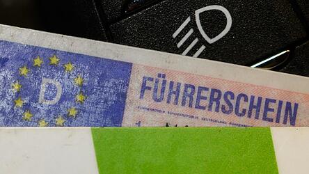 Seit dem Tattag im November 2025 ist der Führerschein des Beschuldigten sichergestellt - was er mit dem Einspruch gegen den Strafbefehl bezweckt, war der Richterin daher nicht klar, denn bei einer Verurteilung wäre die Fahrerlaubnis erneut für mindestens drei Monate weg. (Symbolbild) Seit dem Tattag im November 2025 ist der Führerschein des Beschuldigten sichergestellt - was er mit dem Einspruch gegen den Strafbefehl bezweckt, war der Richterin daher nicht klar, denn bei einer Verurteilung wäre die Fahrerlaubnis erneut für mindestens drei Monate weg. (Symbolbild)