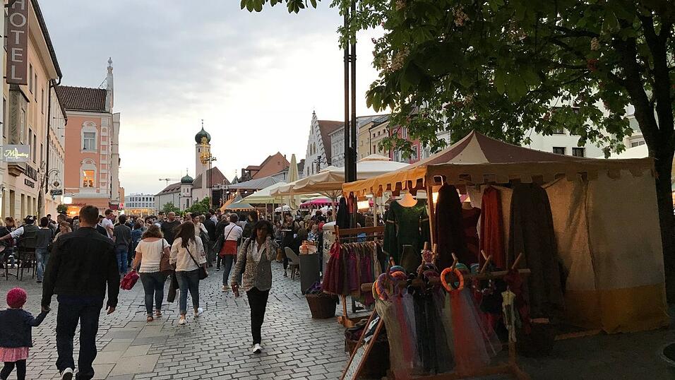 Der Straubinger Stadtplatz wird am Wochenende ganz in mittelalterliches Flair getaucht. Die schönsten Schnappschüsse haben wir für Sie zusammengestellt. Der Straubinger Stadtplatz wird am Wochenende ganz in mittelalterliches Flair getaucht. Die schönsten Schnappschüsse haben wir für Sie zusammengestellt.