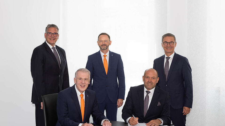 Die Vorstände der VR-Bank Ostbayern-Mitte Norbert Herten (l.) und Josef Wenniger (r.) mit Vorstandsvorsitzenden Carsten Clemens (2.v.l.), Josef Geßl, Vorstand der VR-Bank Landau-Mengkofen (Mitte) und Vorstandssprecher Michael Beham bei Unterzeichnung des Kooperationsvertrags. Die Vorstände der VR-Bank Ostbayern-Mitte Norbert Herten (l.) und Josef Wenniger (r.) mit Vorstandsvorsitzenden Carsten Clemens (2.v.l.), Josef Geßl, Vorstand der VR-Bank Landau-Mengkofen (Mitte) und Vorstandssprecher Michael Beham bei Unterzeichnung des Kooperationsvertrags.