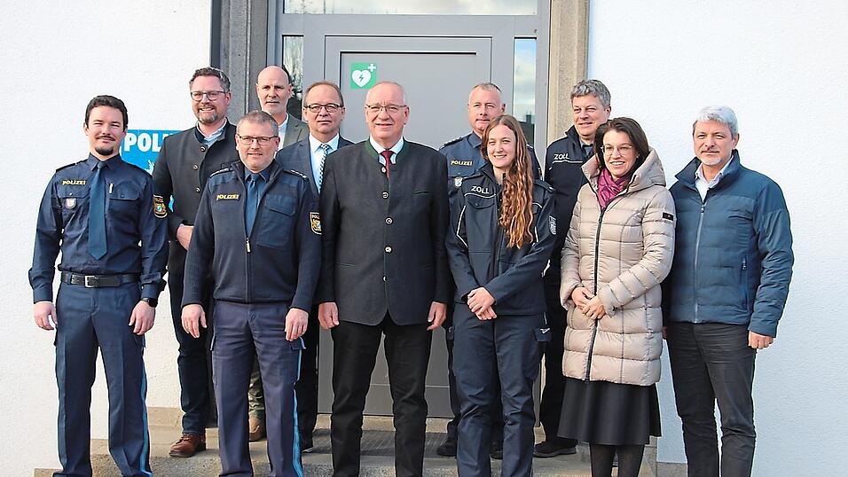 Die Vertreter der CSU um MdB Martina Englhardt-Kopf beim Besuch in der PI an der Daberger Straße. Die Vertreter der CSU um MdB Martina Englhardt-Kopf beim Besuch in der PI an der Daberger Straße.