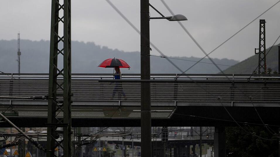 Auch in den kommenden Tagen sollte man die Regenjacke oder den Regenschirm griffbereit haben.