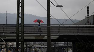 Auch in den kommenden Tagen sollte man die Regenjacke oder den Regenschirm griffbereit haben.