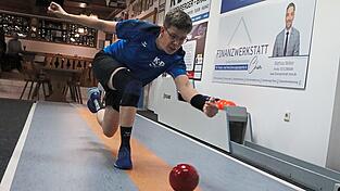 Konzentration und Technik sind das Entscheidende beim Kegeln. Konzentration und Technik sind das Entscheidende beim Kegeln.