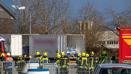 In diesem Lastwagen sind Gefahrgutf&auml;sser verrutscht.
