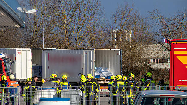 In diesem Lastwagen sind Gefahrgutf&auml;sser verrutscht.