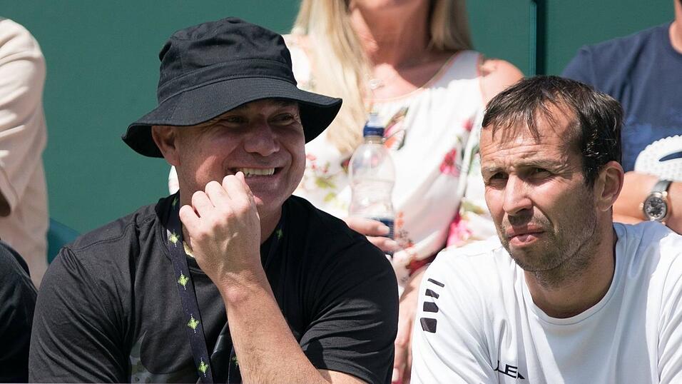 Nur noch Zuschauer: Der gl&uuml;ckliche Ruhest&auml;ndler Agassi sitzt 2019 bei der f&uuml;nft&auml;gigen ' Boodles Tennis Challenge' in England auf der Trib&uuml;ne.