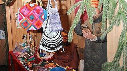 Auch die &bdquo;Strickrunde&ldquo; des Seniorenheims war mit einem Verkaufsstand vertreten.