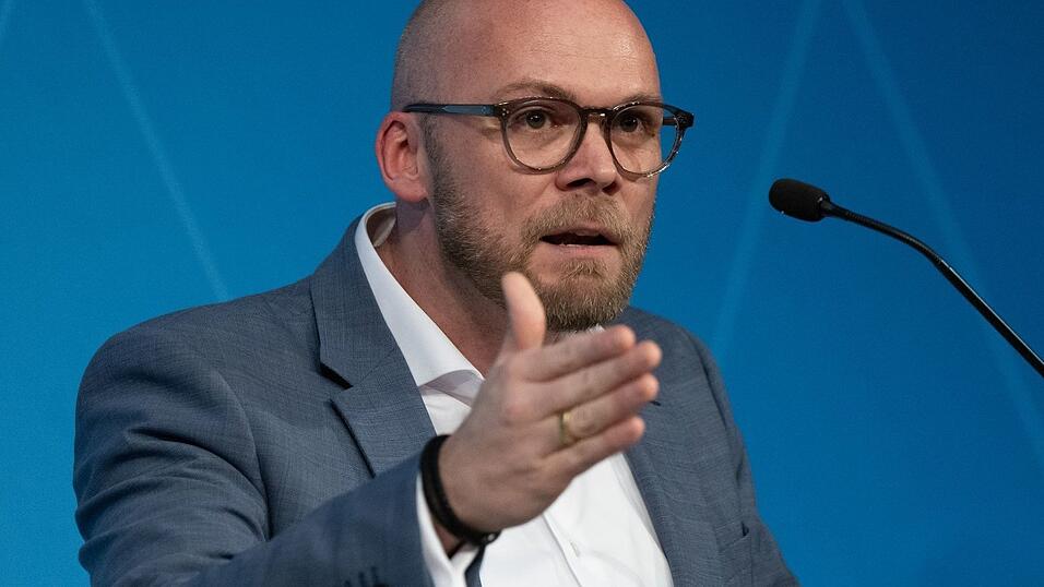 Ein Social-Media-Verbot f&uuml;r B&uuml;rger unter 16 Jahren? Bayerns Digitalminister Fabian Mehring (Freie W&auml;hler) spricht sich dagegen aus. (Archivbild)