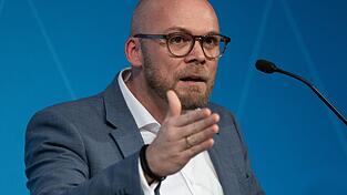Ein Social-Media-Verbot f&uuml;r B&uuml;rger unter 16 Jahren? Bayerns Digitalminister Fabian Mehring (Freie W&auml;hler) spricht sich dagegen aus. (Archivbild)