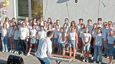 Der Unterstufenchor des Gymnasiums Rohr unter der Leitung von Daniel Harlander sang zum Auftakt des Sommerkonzertes. Der Unterstufenchor des Gymnasiums Rohr unter der Leitung von Daniel Harlander sang zum Auftakt des Sommerkonzertes.