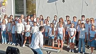 Der Unterstufenchor des Gymnasiums Rohr unter der Leitung von Daniel Harlander sang zum Auftakt des Sommerkonzertes.