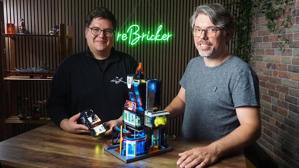 In ihrem Studio stellen die Rebricker Klemmbausteinsets vor. Die &bdquo;Unterhaltung f&uuml;r technikaffine Klemmbaustein-Interessierte&ldquo;, diene lediglich der Reichweite, weniger als Haupteinnahmequelle.
