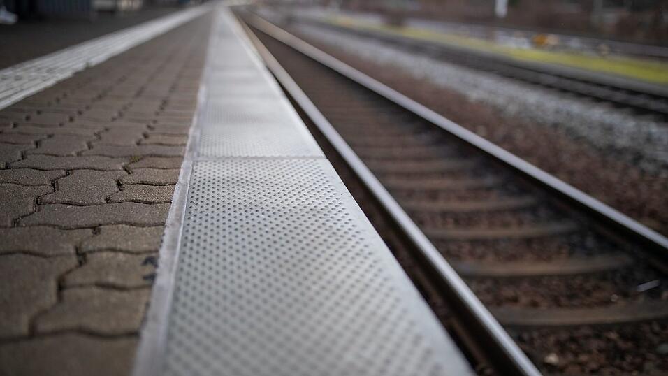 Die einfahrende S-Bahn konnte noch vor dem 67-Jährigen auf den Gleisen stoppen. (Symbolbild) Die einfahrende S-Bahn konnte noch vor dem 67-Jährigen auf den Gleisen stoppen. (Symbolbild)