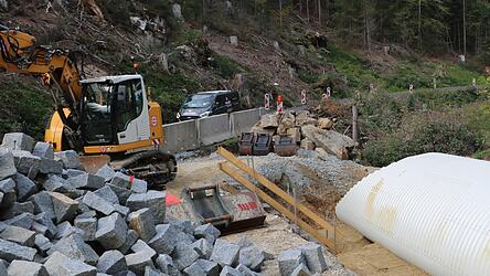 Den ganzen Sommer &uuml;ber wurde der Verkehr wie dieser Transporter im Bildhintergrund nur talw&auml;rts an der Baustelle vorbeigef&uuml;hrt. Inzwischen gilt die Ampelregelung f&uuml;r beide Fahrtrichtungen.