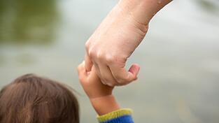 In lesbischen Beziehungen muss die Partnerin der Frau, die das Kind zur Welt bringt, ein Adoptionsverfahren betreiben, um rechtlicher Elternteil zu werden. (Symbolbild)